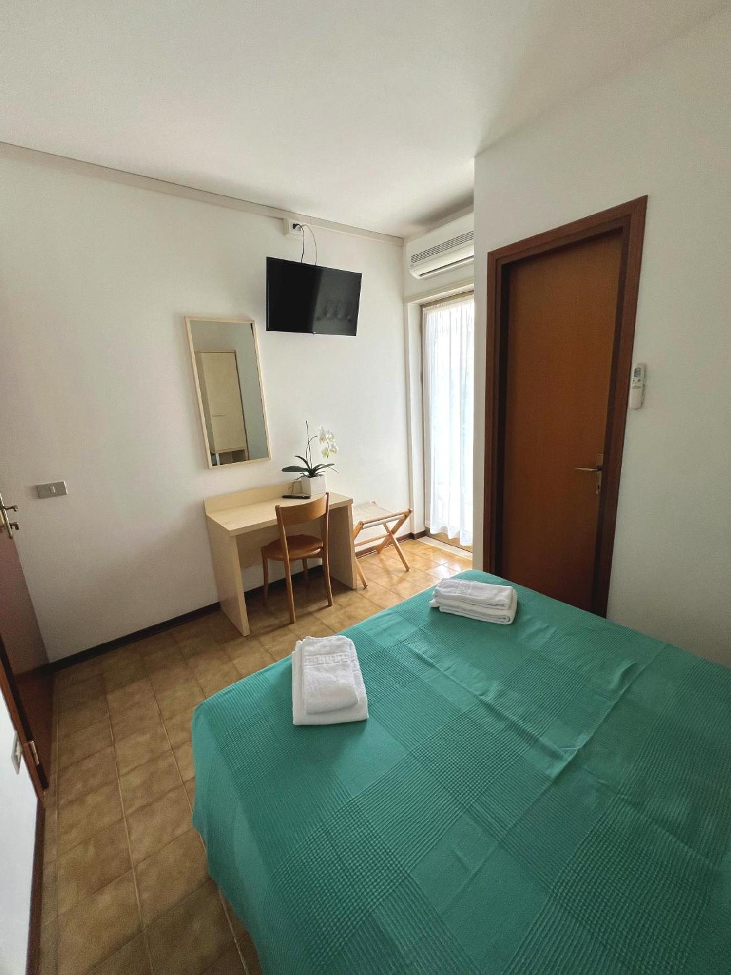 Pensione Ornella Lignano Sabbiadoro Exterior foto