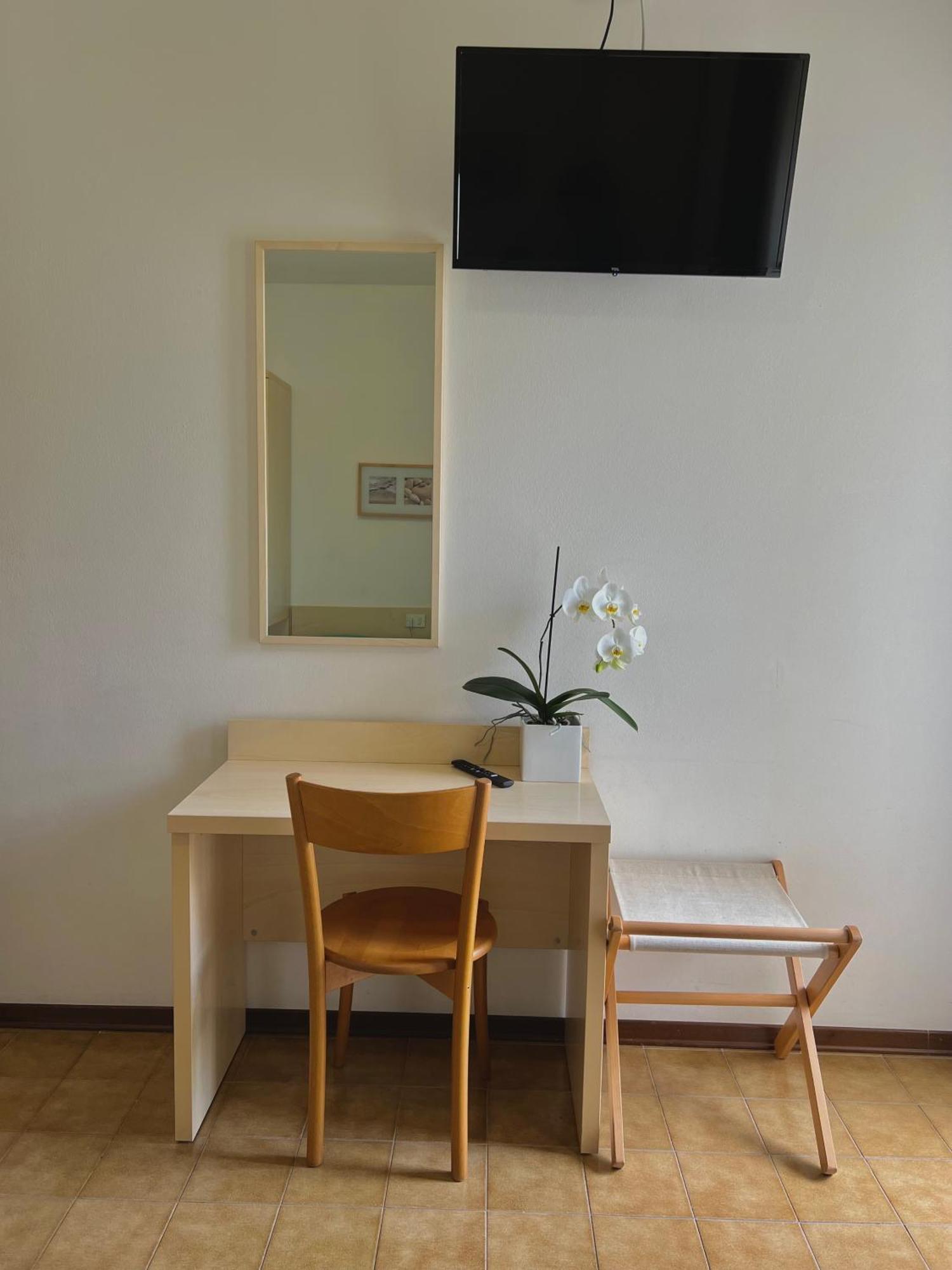 Pensione Ornella Lignano Sabbiadoro Exterior foto